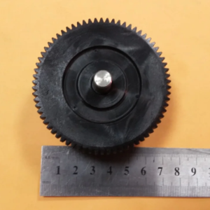Шестеренка (средняя) на мясорубку Хозяюшка Ø67мм с металл. валом (без подшипников)