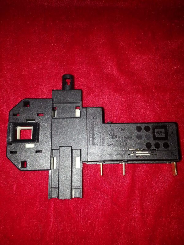 Замок люка Indesit, Ariston 051438 Замок люка Indesit, Ariston 051438