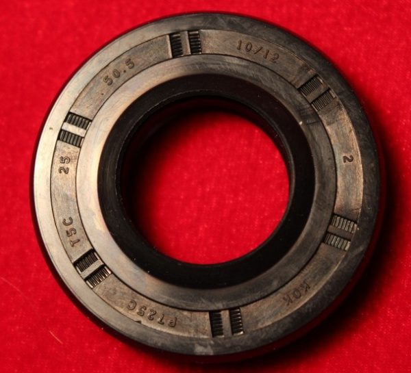 Сальник Бака 25*50.5*10/12 (аналог 25х50.55х10/12) Сальник Бака 25*50.5*10/12 (аналог 25х50.55х10/12)