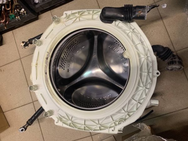 Бак INDESIT BWUA 51051 L S Бак INDESIT BWUA 51051 L S