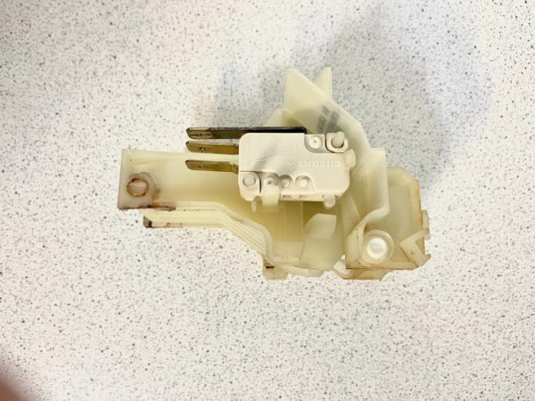 ЗАМОК ДВЕРИ ДЛЯ ПОСУДОМОЕЧНОЙ МАШИНЫ БОШ, СИМЕНС, НЕФФ (BOSCH SIEMENS, NEFF) 438026