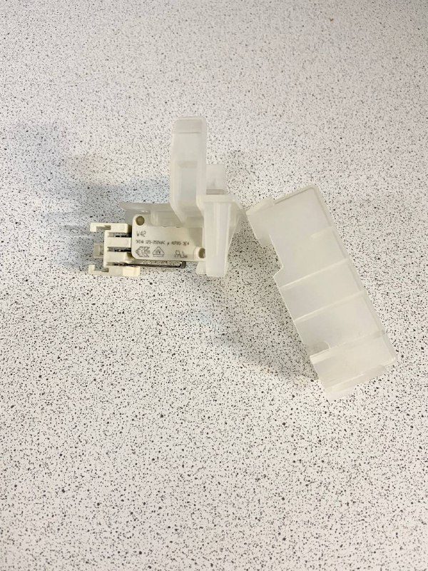 Оригинальный микропереключатель  Бош/Bosch Сименс/Siemens Neff  № 900050101 (Демонтаж)