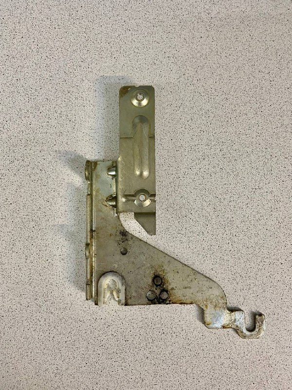 Петля правая для посудомоечных машин Бош/Bosch Сименс/Siemens